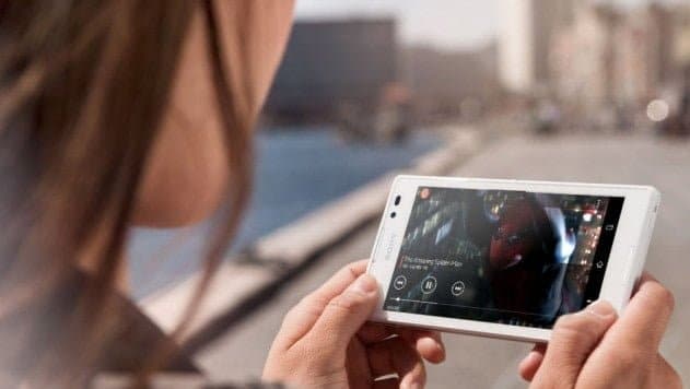 smartphone watching videomind 3 min DzTechs | أفضل تطبيقات تحويل الفيديو المجانية لـ Android التي لا تملؤها الإعلانات