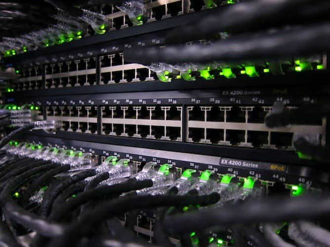 Network Cables DepositPhotos min DzTechs | هل من المُمكن حقًا تحطيم الإنترنت؟