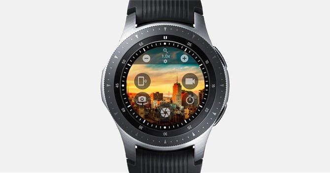 Screenshot of the Galaxy Watch showing tall building and game