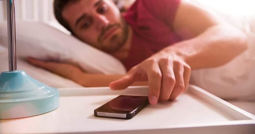 بدائل أفضل من التحقق من هاتفك عند الاستيقاظ من النوم صباحًا - الصحة والعافية