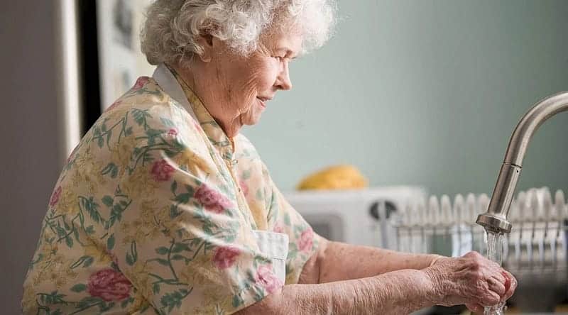 13GmxLR1amYPYoxmb4wOkWg DzTechs | الطرق التي يُمكن أن تُساعد بها التكنولوجيا القابلة للارتداء على تحسين جودة حياة كبار السن